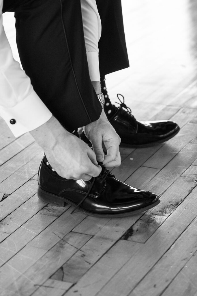 groom tying shoes